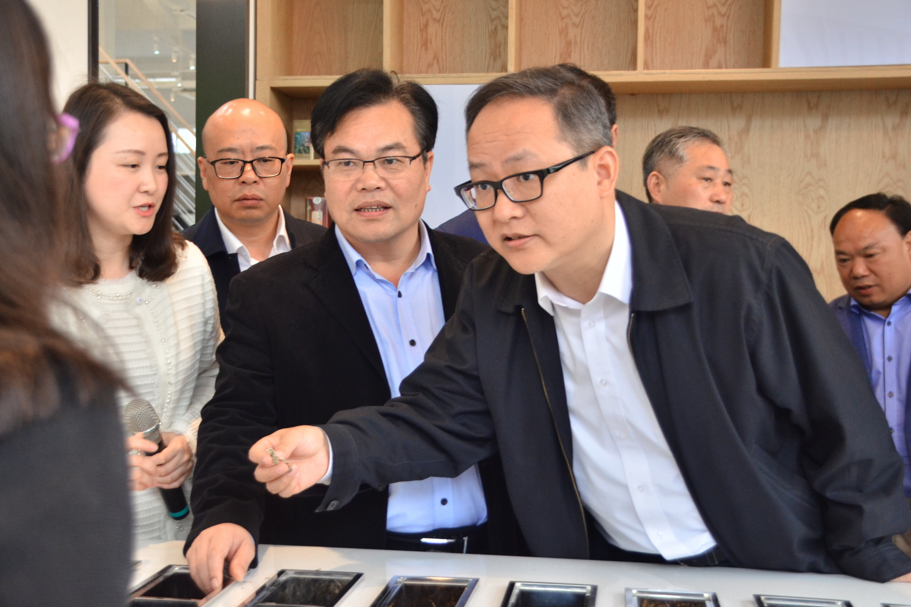 杭州市政府副秘书长张文戈一行考察雷火体育（中国）国际平台,雷火 SPORTS特种茶中心