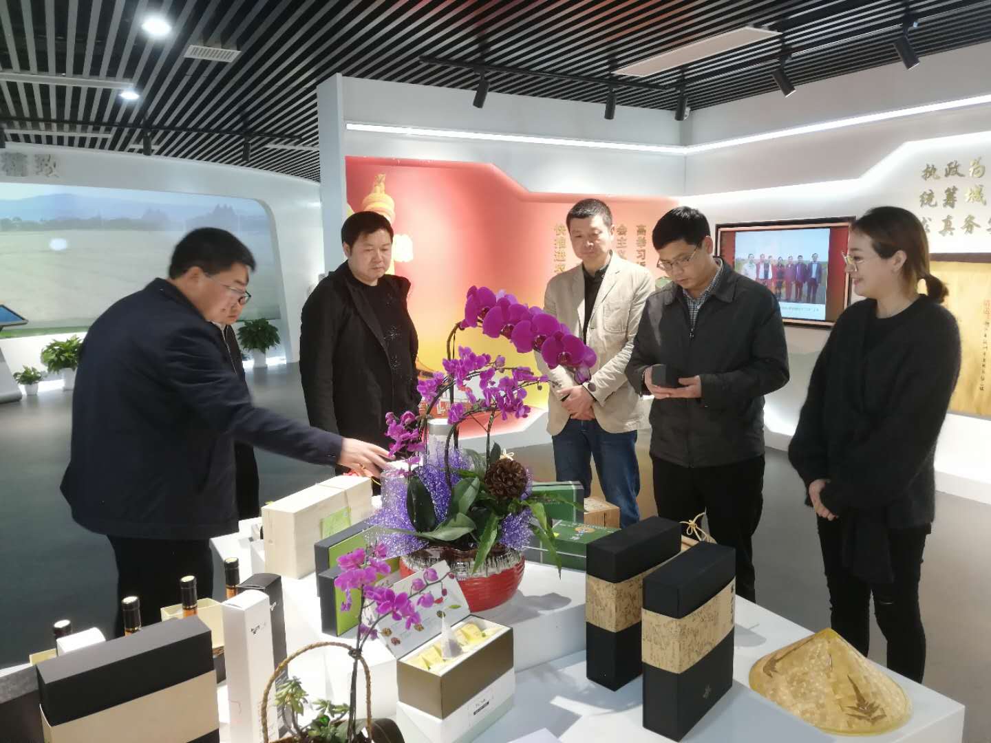 普安县委书记农文海一行考察雷火体育（中国）国际平台,雷火 SPORTS特种茶中心