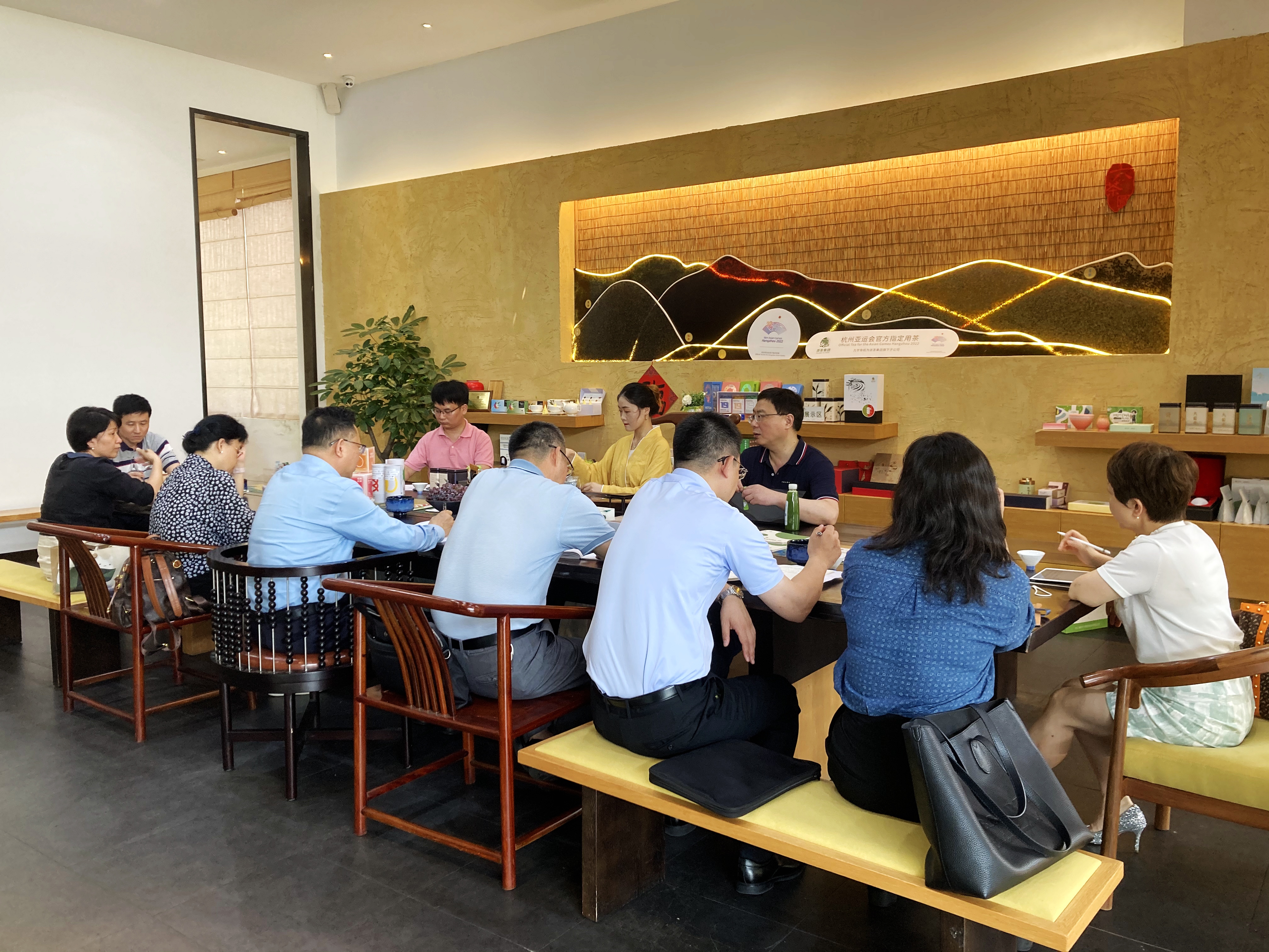 杭州市政协副主席郭清晔一行走访调研雷火体育（中国）国际平台,雷火 SPORTS骆驼九宇公司
