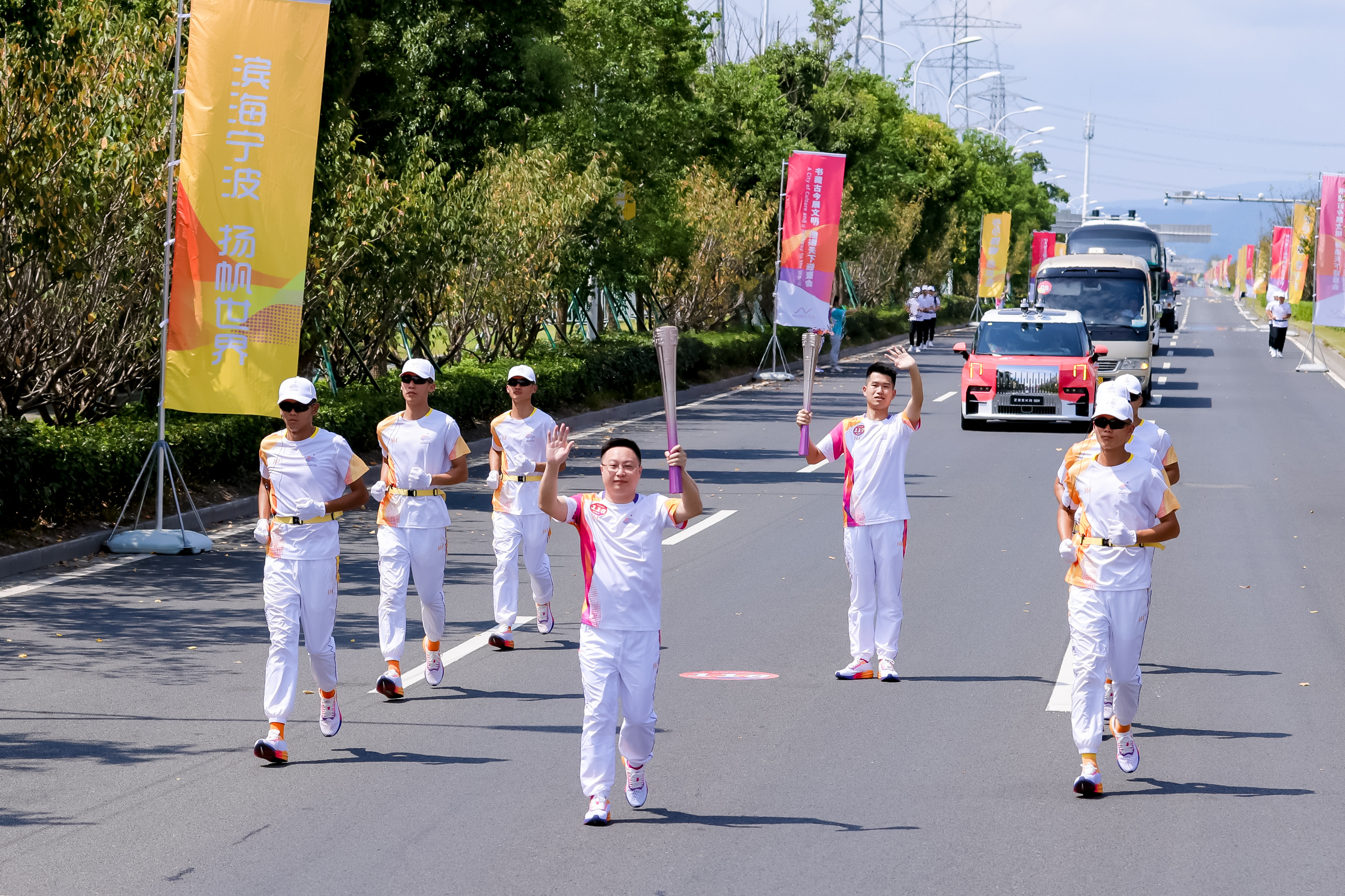 以亚运之窗展国茶之韵丨雷火体育（中国）国际平台,雷火 SPORTS董事长陈星参加杭州亚运会火炬传递活动